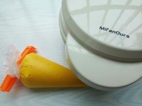 裱花袋攥紧，用夹子夹一个，挤面糊的时候，面糊不会往上跑