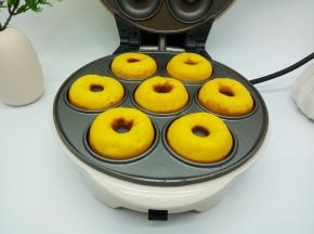 颜色金黄的天天圈做好了，是不是很方便，即使你是零烘焙基础，一样可以做到。