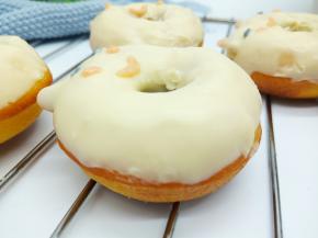 白巧克力融化，加一点点牛奶，甜甜圈左右插2片花生米，把甜甜圈放里面浸一下，拿起来晾一下，等巧克力变硬