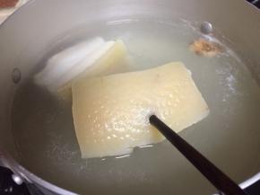 用筷子插肉皮，可以轻松插入肉就可以了，捞起凉凉