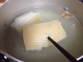 用筷子插肉皮，可以轻松插入肉就可以了，捞起凉凉