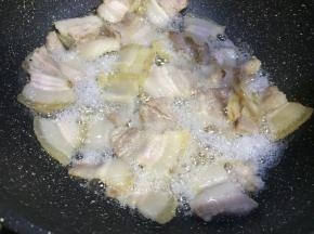 
随着温度上升，肉已经爆出很多猪油了，肉也开始起卷