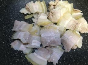 因为土猪肉可以爆出足够的油，所以我没有另外加油炒至，直接放入肉