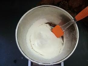 筛入混合好的低筋面粉和泡打粉。