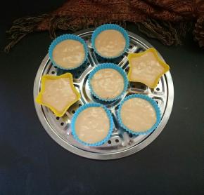 倒入模具中七、八分满