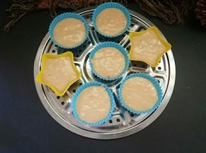 倒入模具中七、八分满