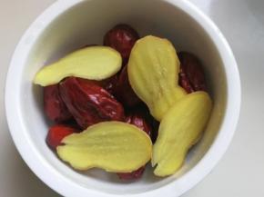 红枣和生姜洗干净，生姜切片备用