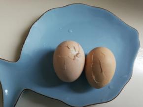 鸡蛋煮熟后轻轻把外壳敲碎