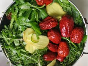 锅里放水，放入荠菜花，鸡蛋，红枣，生姜，冰糖（可选），大火烧开，小火闷30分钟左右