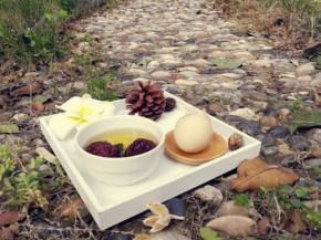 舀一碗汤喝一下，再吃鸡蛋，据说三月三必须要吃的，可以沾点喜气，强身健体哦