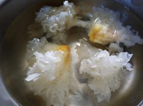 银耳提前用水泡软。