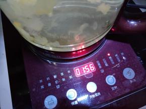 养生壶接适量水，放入银耳，按银耳汤煲两小时。
