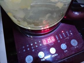 养生壶接适量水，放入银耳，按银耳汤煲两小时。