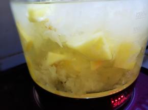 最后十分钟时放菠萝继续煮。