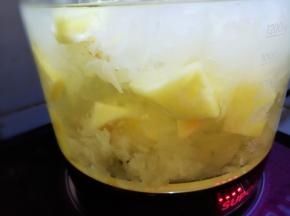 最后十分钟时放菠萝继续煮。