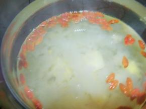 还有五分钟时放枸杞和冰糖。