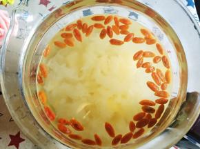 时间到银耳汤煮好。