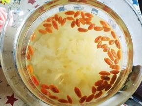 时间到银耳汤煮好。