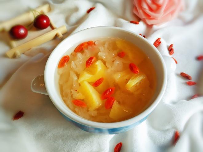 枸杞菠萝银耳汤