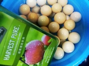然后用果蔬洗涤剂泡五分钟后用清水冲洗干净