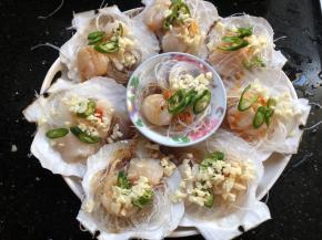 摆上小米椒和蒜末。