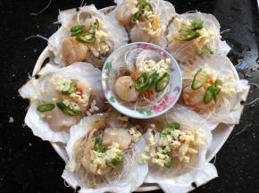 摆上小米椒和蒜末。