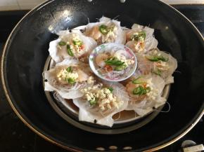 锅里放水烧开，摆上贝壳，大火蒸8分钟左右就可以了！另起一锅烧少量油，淋在贝壳上就可以了！