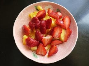 草莓切块。
