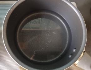 锅内放水，烧开。