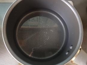 锅内放水，烧开。