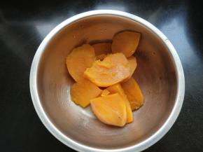 红薯去皮切片在蒸锅中蒸熟。