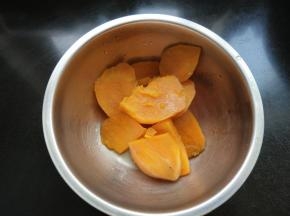 红薯去皮切片在蒸锅中蒸熟。