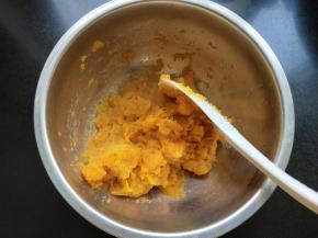 用勺子压成泥。