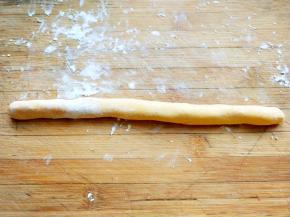 揉成光滑的团，再搓成长条。