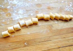 用刀切成小段。