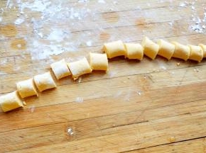 用刀切成小段。