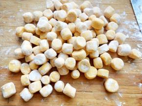 撒上木薯粉，整理一下，黄色的芋圆就做好啦！