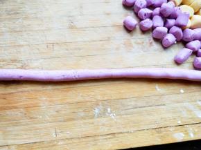 紫薯芋圆做法一样，把紫薯蒸熟，压成泥后加入木薯粉，揉成团，再搓成长条。