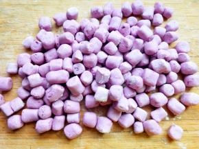 切成小段后，整理一下，紫色芋圆就做好了。