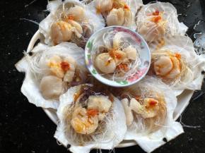 再每个上面放一点辣椒油，淋上蒸鱼豉油。