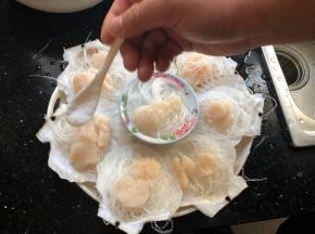 每个贝壳上撒点细盐和料酒。