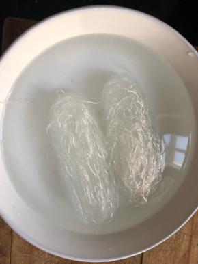 2把粉丝用开水泡软。