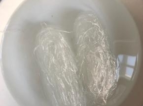 2把粉丝用开水泡软。