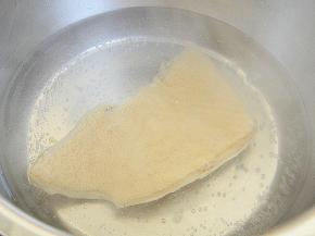 熟牛肚，烧开水，在焯烫一遍，捞出