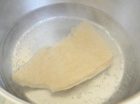 熟牛肚，烧开水，在焯烫一遍，捞出