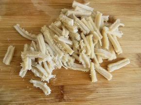 把牛肚切成筷子粗细的细条状