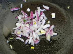 炒锅放少许油，把洋葱爆香，不要炒时间久，只要出葱香味就可以
