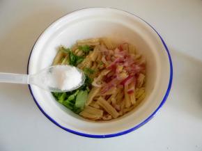 爆香的葱油都倒入百叶中，同时放入香菜和盐