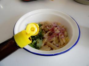 放一汤勺海鲜酱油