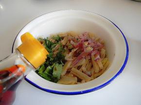 在放入2汤勺红油